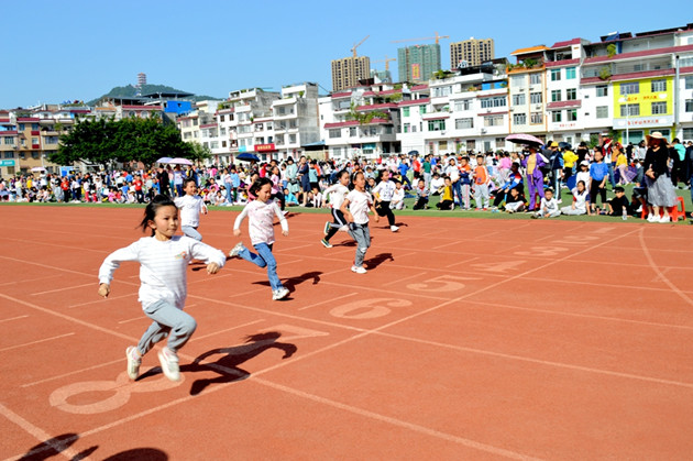5女子组100米跑现场_副本.jpg